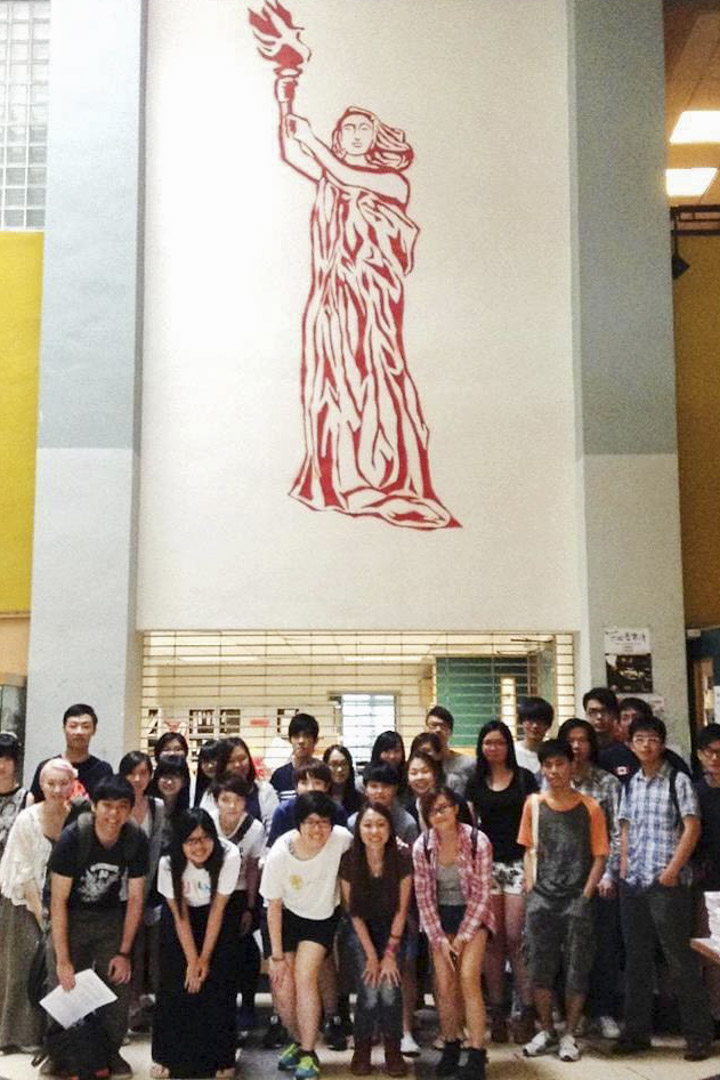 岭大六四壁画是1997年由学生漆上,陪伴岭大学生会及一众干事会渡过了多个年年月月。图为2013年6月学生会、干事会、系会等代表开会,一致共识拒绝承认不民主制度下选出校长。